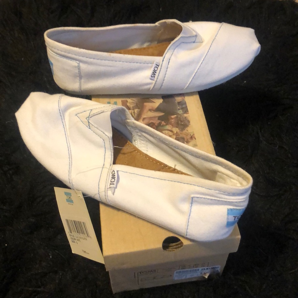 *BRAND NEW* Never  worn Women’s Toms.